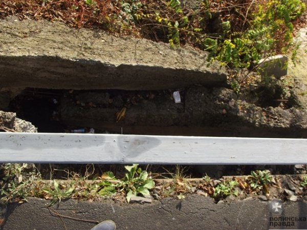 Мерія Луцька за три місяці не змогла ліквідувати «провалля» на мості. ФОТО